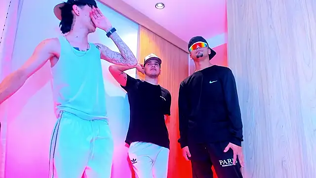 Snapshot of TheBatMansion chatting on February 3, 6:40 am TheBatMansion online show from February 3, 6:40 am