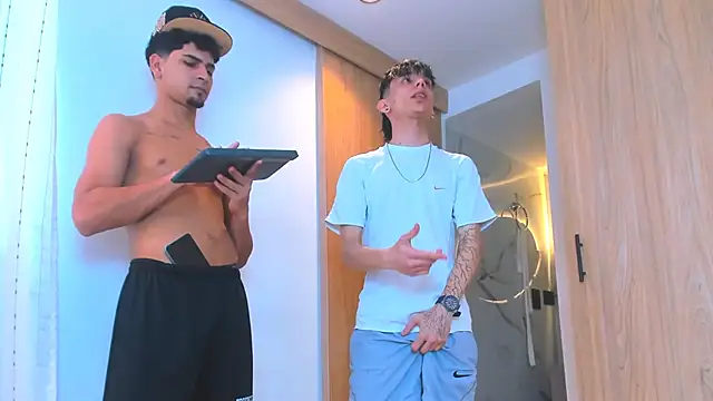 Snapshot of TheBatMansion chatting on February 10, 4:22 pm TheBatMansion online show from February 10, 4:22 pm