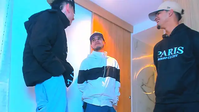 Snapshot of TheBatMansion chatting on February 12, 7:36 am TheBatMansion online show from February 12, 7:36 am