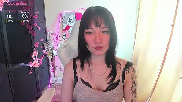 AliceeinWonderlanddd online show from April 8, 3:17 am