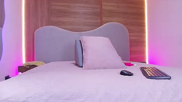 Snapshot of shaina_adams chatting on February 21, 11:55 am shaina adams online show from February 21, 11:55 am