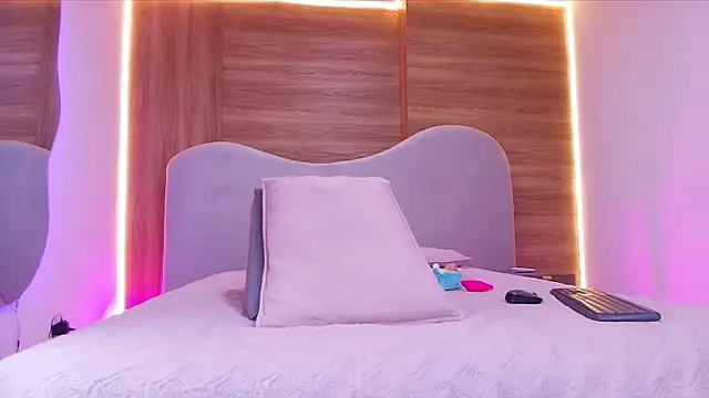 shaina adams online show from March 3, 12:00 pm