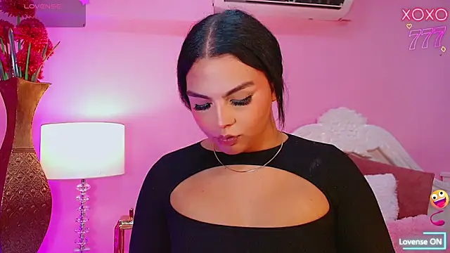 Maia Hotts online show from April 2, 9:01 pm