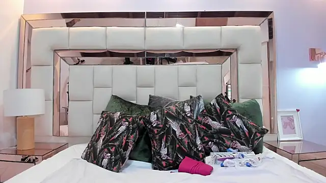 crystalstonee online show from March 15, 8:15 pm