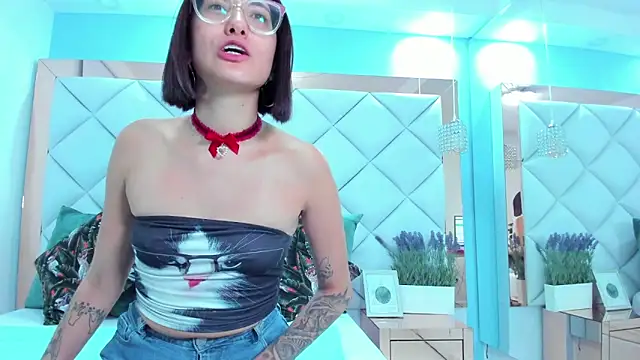 crystalstonee online show from March 16, 10:25 pm