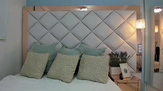 crystalstonee online show from May 26, 11:12 pm