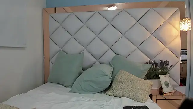 crystalstonee online show from May 27, 1:57 am