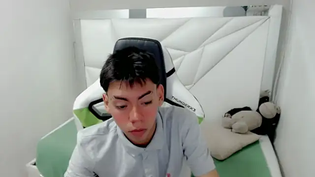 Snapshot of Liarr_ chatting on February 2, 7:56 pm Liarr online show from February 2, 7:56 pm