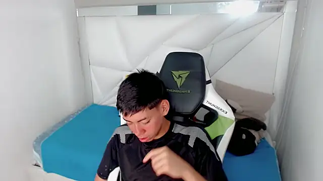 Snapshot of Liarr_ chatting on February 9, 7:51 pm Liarr online show from February 9, 7:51 pm