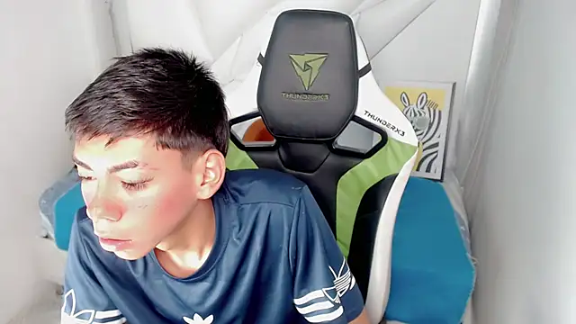 Snapshot of Liarr_ chatting on February 10, 7:51 pm Liarr online show from February 10, 7:51 pm