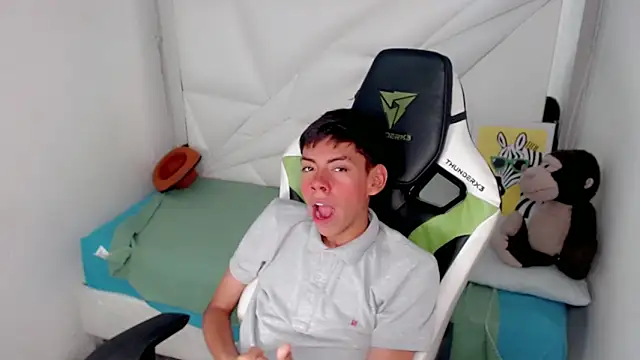 Snapshot of Liarr_ chatting on February 16, 8:05 pm Liarr online show from February 16, 8:05 pm