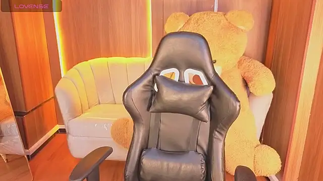 Snapshot of Alina_b_ chatting on February 13, 12:56 pm Alina b online show from February 13, 12:56 pm