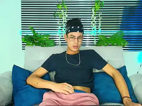 Snapshot of ThiiagoSaeenz chatting on February 3, 2:33 pm ThiiagoSaeenz online show from February 3, 2:33 pm