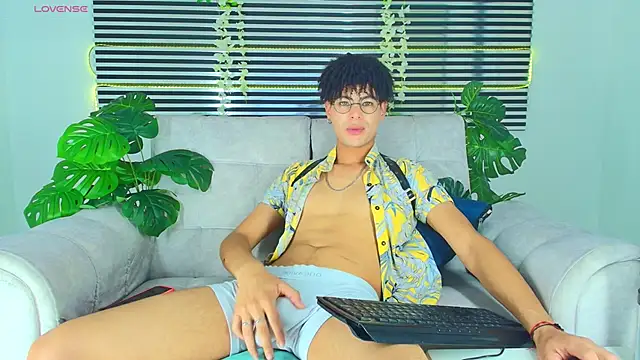 Snapshot of ThiiagoSaeenz chatting on April 19, 9:17 pm ThiiagoSaeenz online show from April 19, 9:17 pm