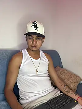 paulhot11 online show from April 16, 2:56 am