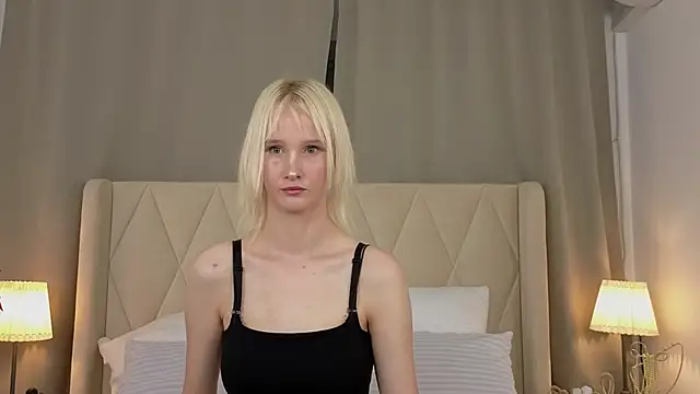 Snapshot of CrystalLili chatting on July 1, 4:03 am CrystalLili online show from July 1, 4:03 am