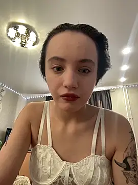 Snapshot of MiaTee chatting on February 3, 3:26 am MiaTee online show from February 3, 3:26 am