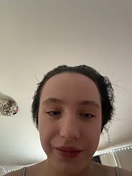 Snapshot of MiaTee chatting on February 4, 4:07 am MiaTee online show from February 4, 4:07 am