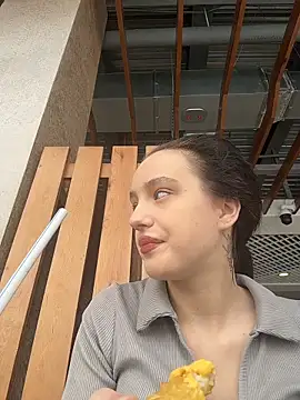 Snapshot of MiaTee chatting on February 12, 4:18 am MiaTee online show from February 12, 4:18 am