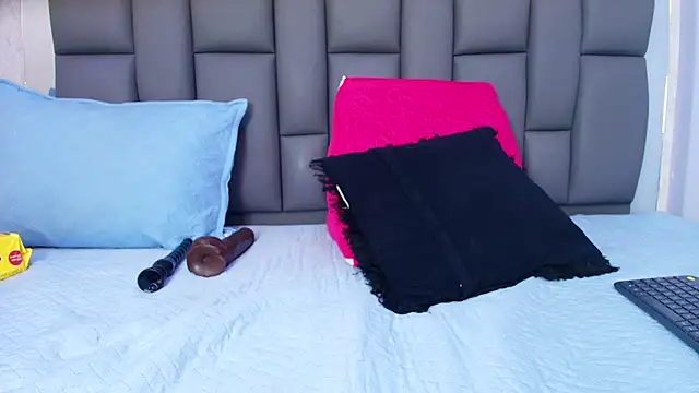 melany roberts  online show from April 8, 3:06 am