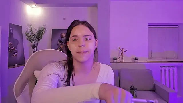 Snapshot of Madison_dolly chatting on February 15, 2:08 am Madison dolly online show from February 15, 2:08 am