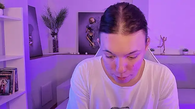 Snapshot of Madison_dolly chatting on February 28, 8:37 am Madison dolly online show from February 28, 8:37 am