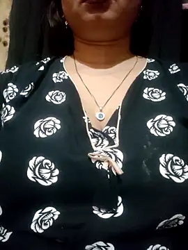 PARI51 online show from April 5, 8:28 pm