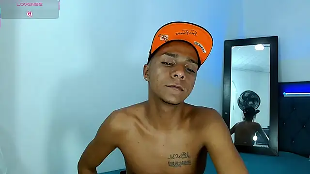 Snapshot of hotboyluxe chatting on June 23, 5:38 am hotboyluxe online show from June 23, 5:38 am