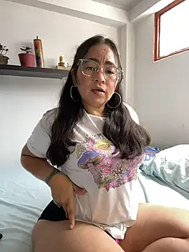 Snapshot of alisbloom chatting on February 5, 6:01 pm alisbloom online show from February 5, 6:01 pm