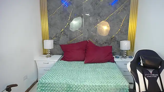 JORDAN MOOR online show from April 1, 12:17 pm