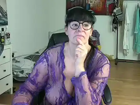 Snapshot of Sylly chatting on February 24, 7:33 am Sylly online show from February 24, 7:33 am