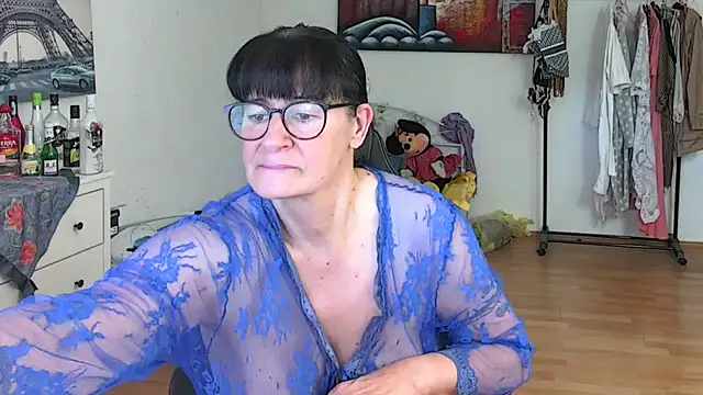 Snapshot of Sylly chatting on March 18, 9:52 am Sylly online show from March 18, 9:52 am