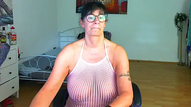 Snapshot of Sylly chatting on October 15, 11:43 am Sylly online show from October 15, 11:43 am