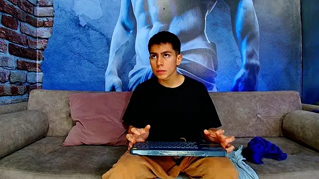 Snapshot of Aron_pulse chatting on February 18, 1:29 pm Aron pulse online show from February 18, 1:29 pm