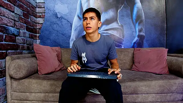 Snapshot of Aron_pulse chatting on February 23, 1:19 pm Aron pulse online show from February 23, 1:19 pm