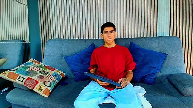 Snapshot of Aron_pulse chatting on February 26, 1:32 pm Aron pulse online show from February 26, 1:32 pm