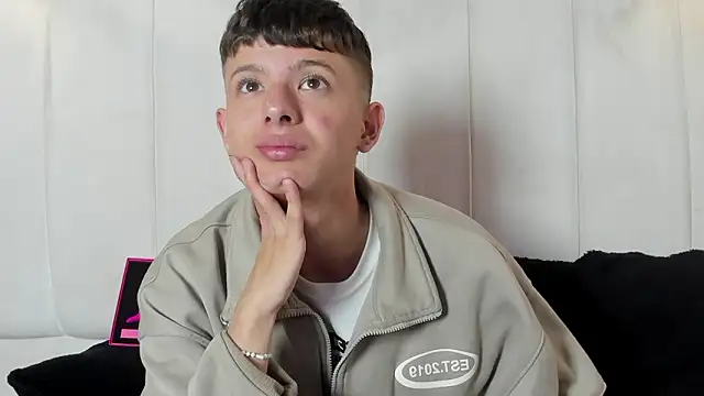 Snapshot of David_Roy_ chatting on February 27, 1:33 pm David Roy online show from February 27, 1:33 pm