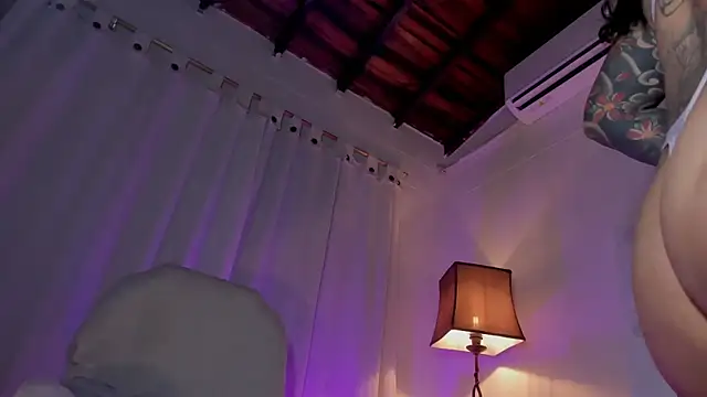 Snapshot of Victoria-swan chatting on February 27, 12:05 pm Victoria-swan online show from February 27, 12:05 pm