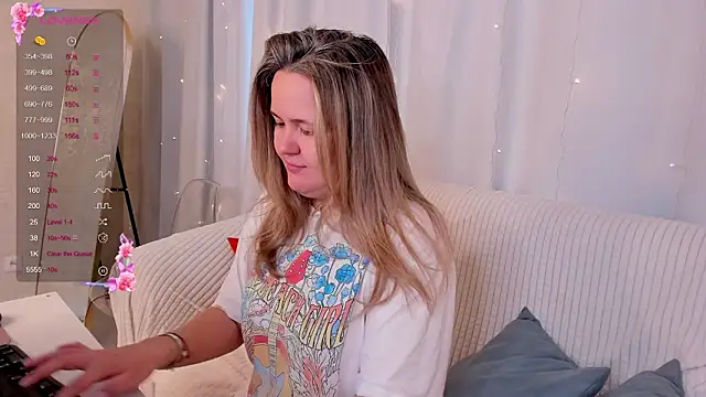 Snapshot of LilyBel chatting on March 1, 8:16 am LilyBel online show from March 1, 8:16 am