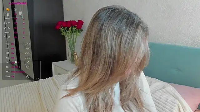 Snapshot of LilyBel chatting on May 4, 1:01 am LilyBel online show from May 4, 1:01 am