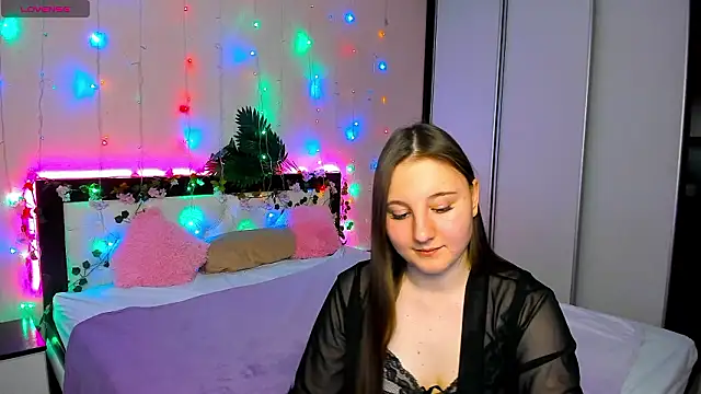 Snapshot of EvaxCharm chatting on February 12, 9:37 am EvaxCharm online show from February 12, 9:37 am