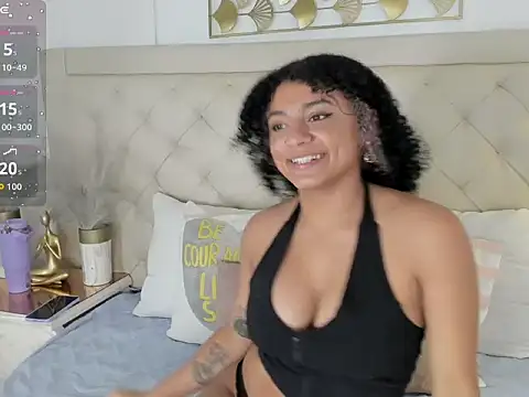 Snapshot of sweets_one chatting on March 1, 3:52 am sweets one online show from March 1, 3:52 am