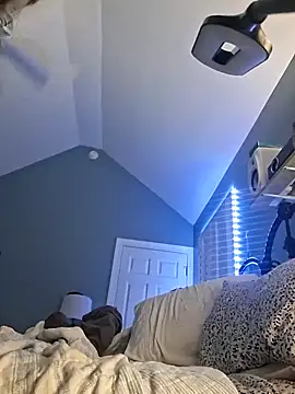 Snapshot of TrndSettr chatting on February 16, 6:42 am TrndSettr online show from February 16, 6:42 am