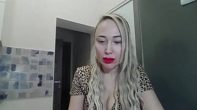 Snapshot of NanaGold2992 chatting on March 3, 3:56 am NanaGold2992 online show from March 3, 3:56 am