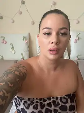 sexybatwomen33 online show from June 27, 10:20 am