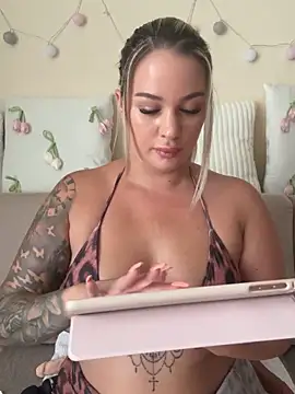 sexybatwomen33 online show from June 27, 12:22 pm