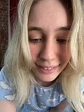 Snapshot of LovelyMiu chatting on February 12, 11:27 am LovelyMiu online show from February 12, 11:27 am