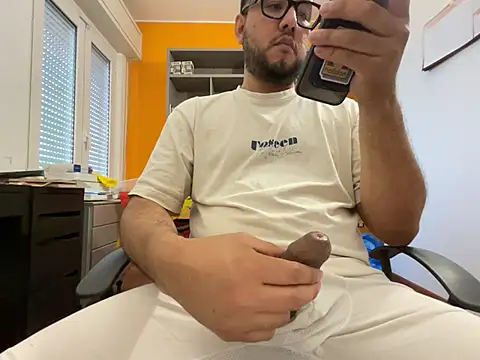 latinocalientehot online show from June 18, 4:11 pm
