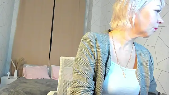 Snapshot of Ann_Annise chatting on February 11, 1:10 am Ann Annise online show from February 11, 1:10 am