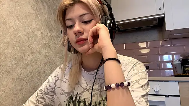 LadyFoxLove online show from February 22, 10:47 am